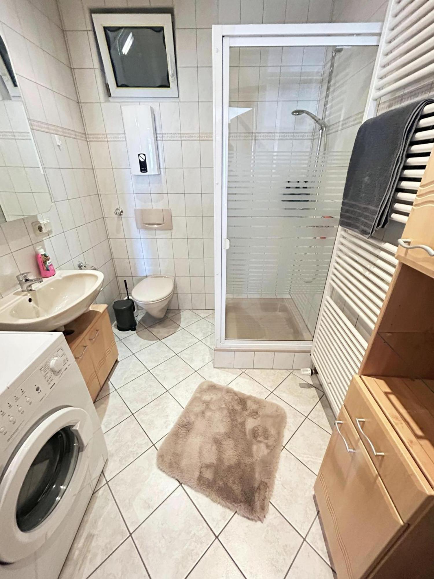 Zentrale Ferienwohnung Trier-Euren Mit Heimkino, Kueche, Wallbox & Kostenlose Fahrraeder Luaran gambar