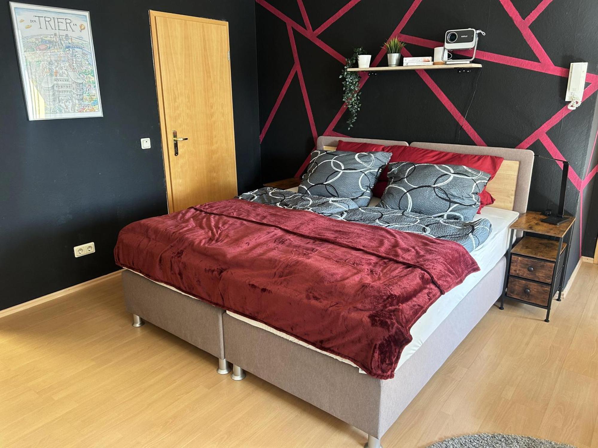 Zentrale Ferienwohnung Trier-Euren Mit Heimkino, Kueche, Wallbox & Kostenlose Fahrraeder Luaran gambar