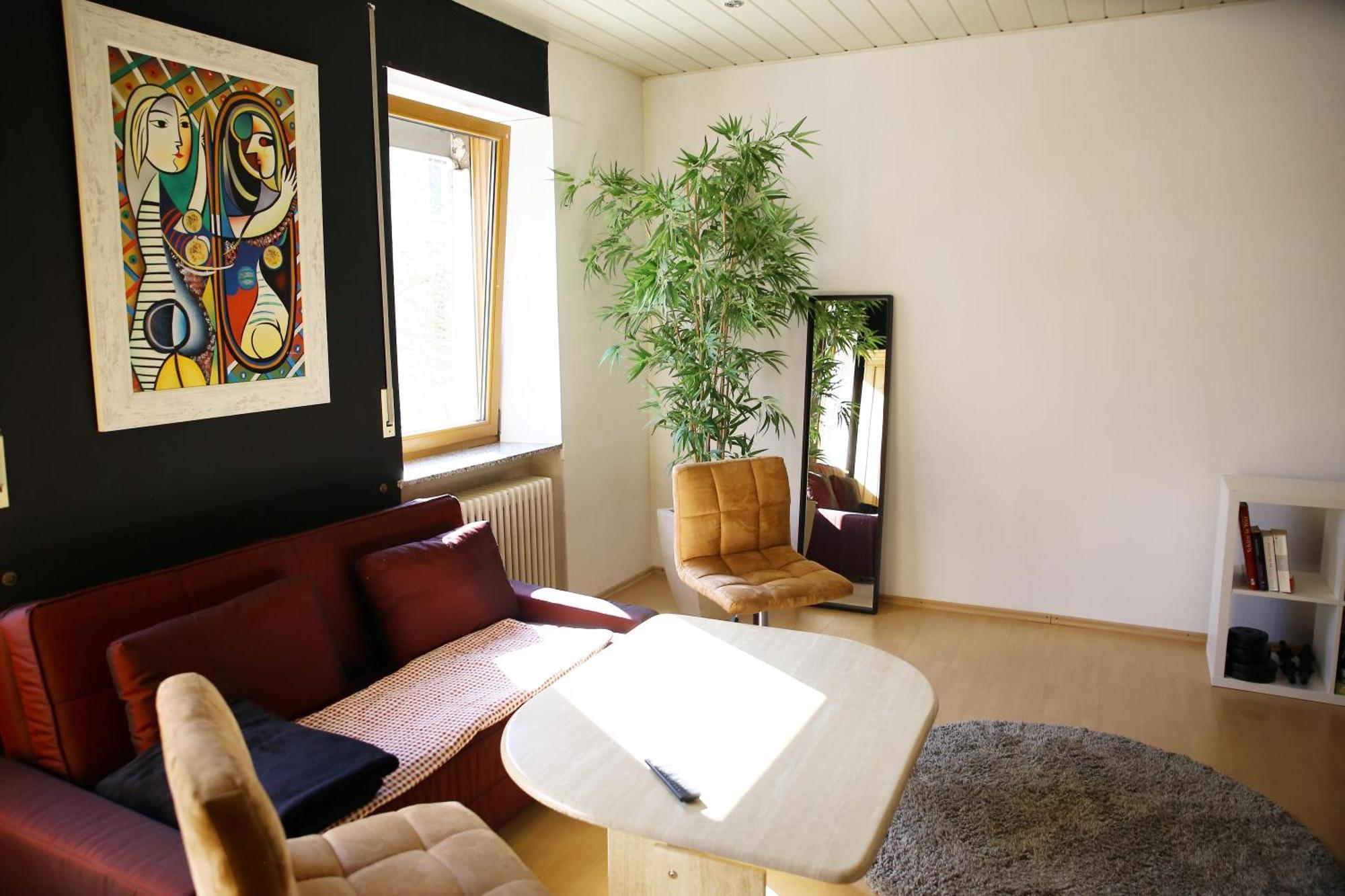 Zentrale Ferienwohnung Trier-Euren Mit Heimkino, Kueche, Wallbox & Kostenlose Fahrraeder Luaran gambar
